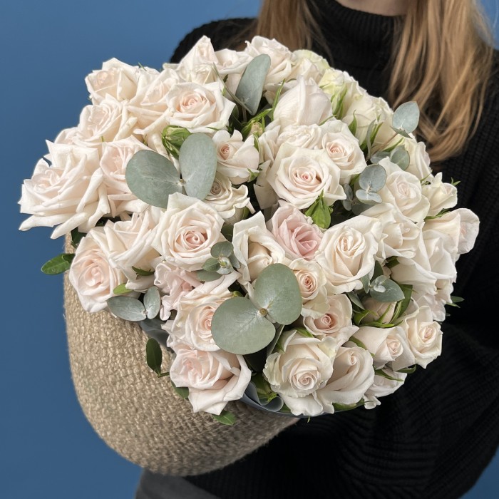 15 кустовых роз Роял Порцелина в кашпо